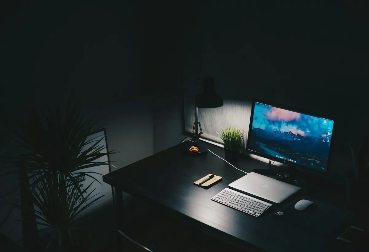 Poste de travail informatique moderne : écran, clavier et souris