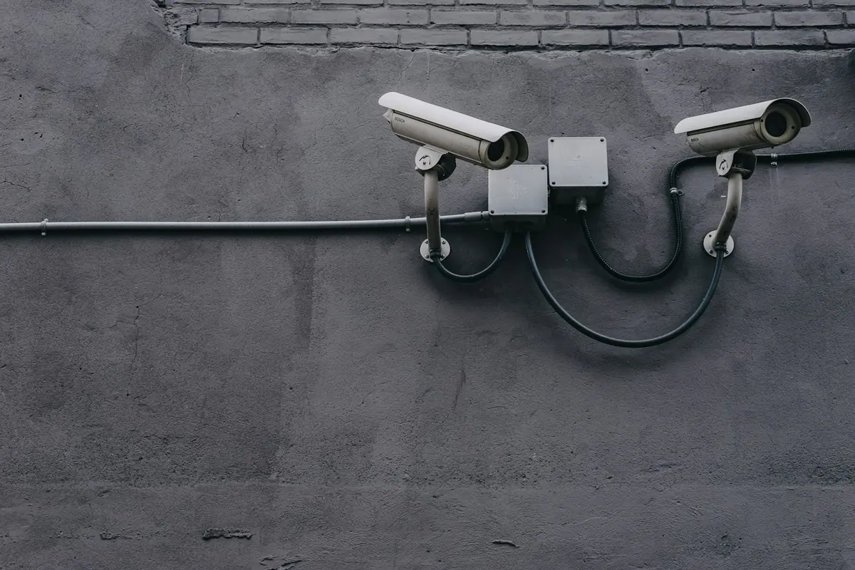 Deux caméras de vidéosurveillance fixées sur un mur