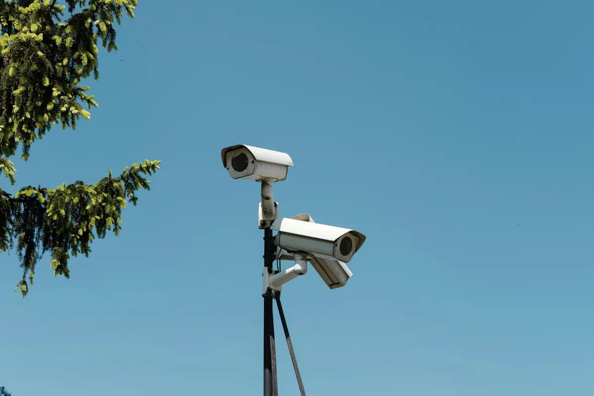 Caméras de vidéosurveillance extérieures sur un poteau