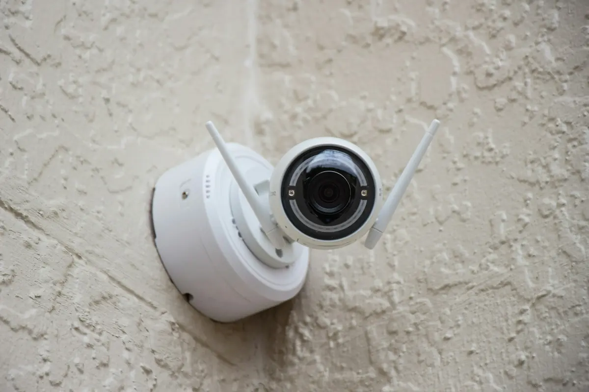 Caméra de surveillance Wi-Fi blanche installée au mur
