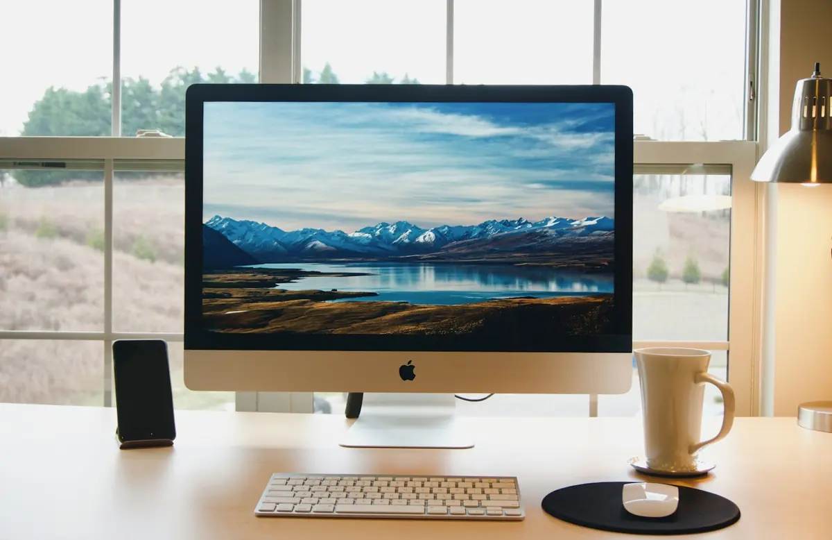 iMac sur un bureau, ordinateur tout-en-un Apple