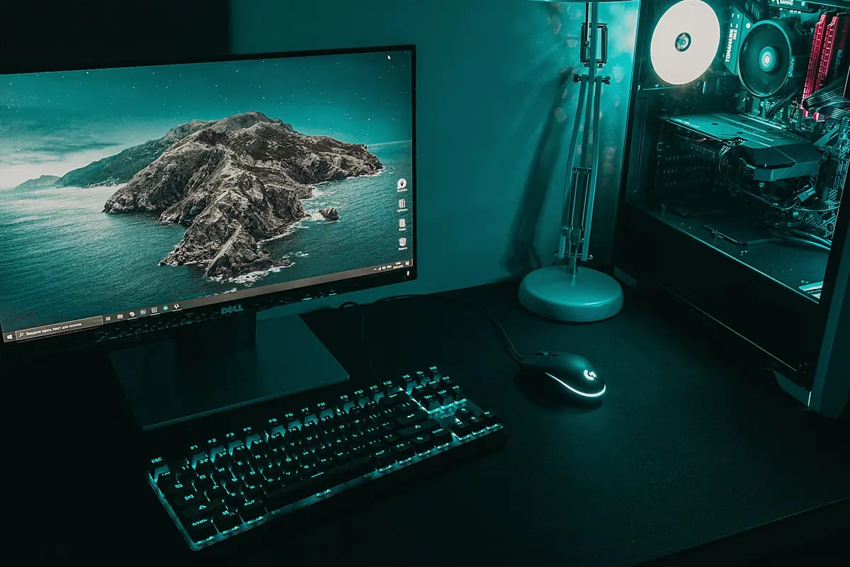 PC de bureau avec écran, clavier et tour