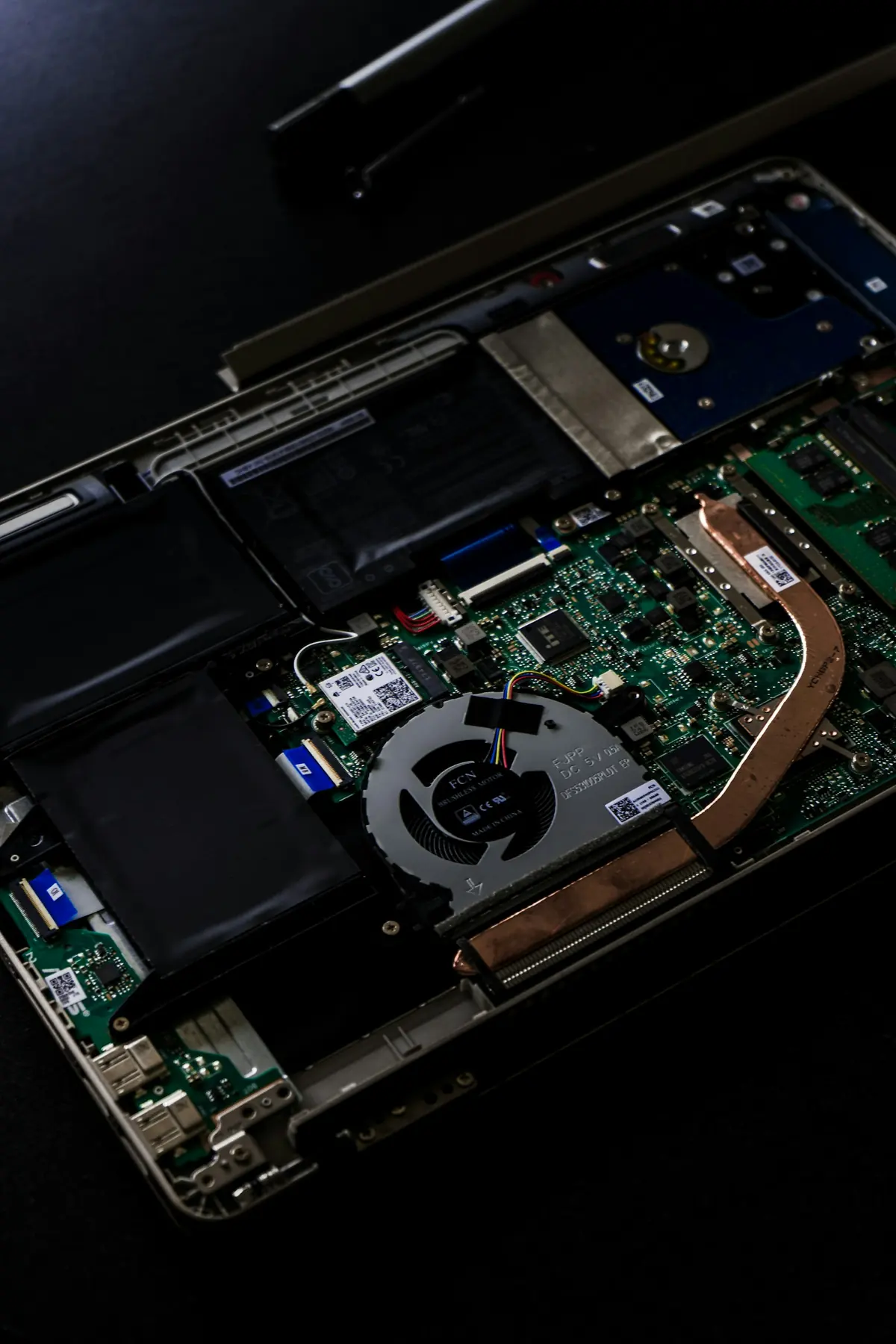 Intérieur d'un ordinateur portable : disque SSD, ventilateur et composants